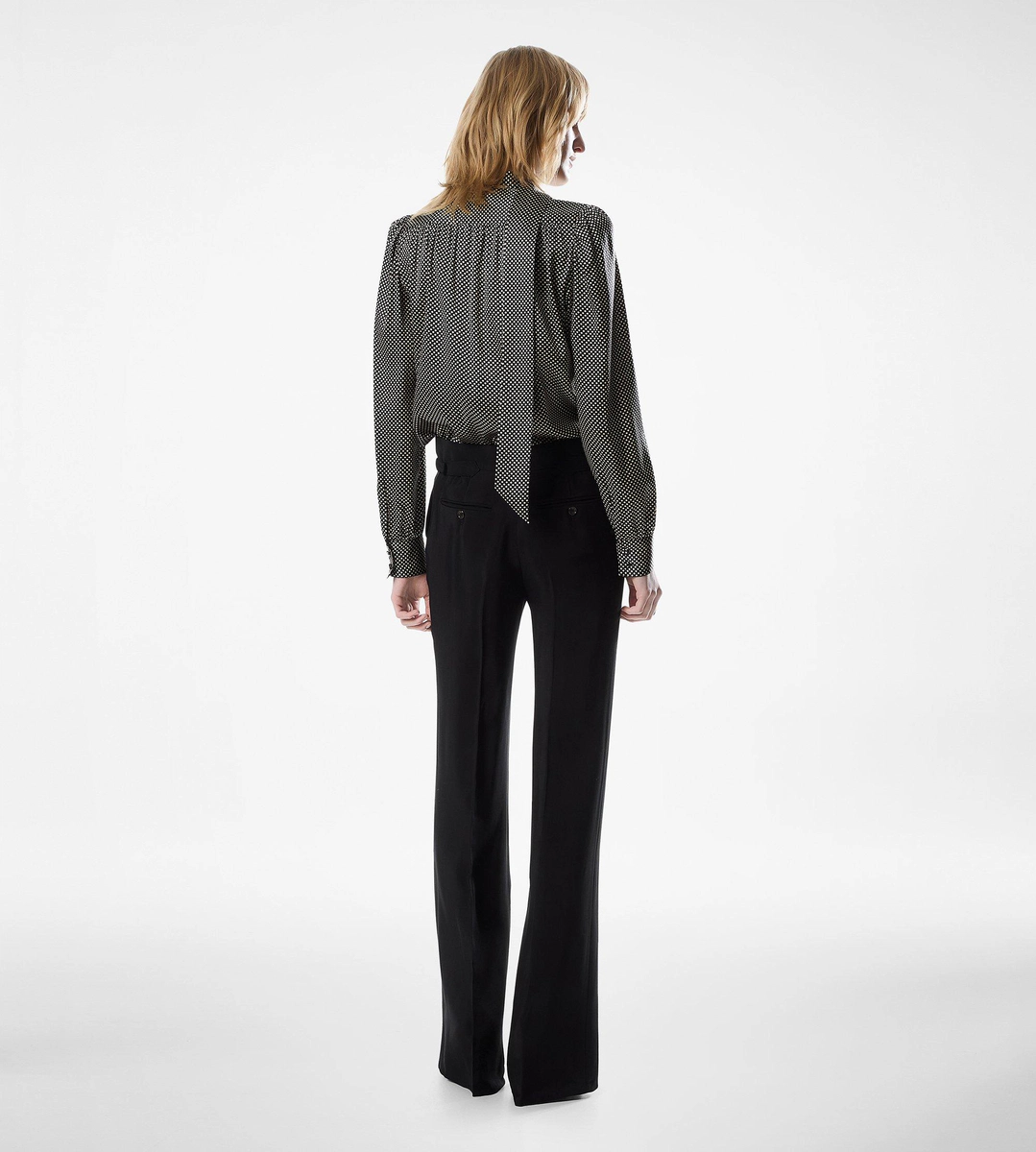 BLUSA IN SETA LAVALLIERE A MANICHE LUNGHE CON SCOLLO A V BLUSA IN SETA LAVALLIERE A MANICHE LUNGHE CON SCOLLO A V