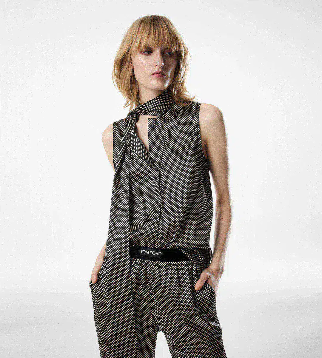BLUSA SENZA MANICHE IN SETA LAVALLIERE BLUSA SENZA MANICHE IN SETA LAVALLIERE