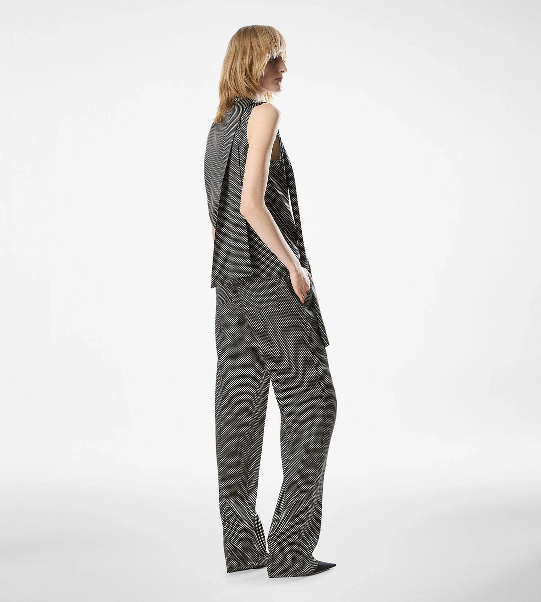 BLUSA SENZA MANICHE IN SETA LAVALLIERE BLUSA SENZA MANICHE IN SETA LAVALLIERE